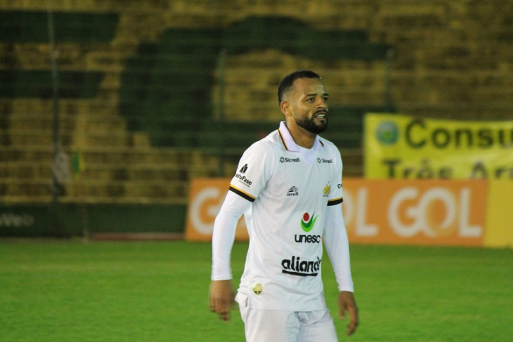 Hélder ganhou mais liberdade para somar-se ao setor ofensivo (Foto: Celso da Luz / Criciúma EC)