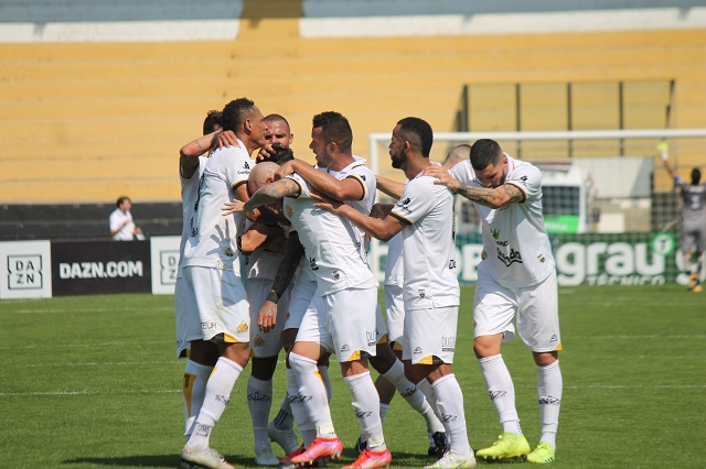 Jogadores do Tigre comemoram um dos gols do triunfo da manhã deste domingo / Fotos: Celso da Luz / Criciúma EC