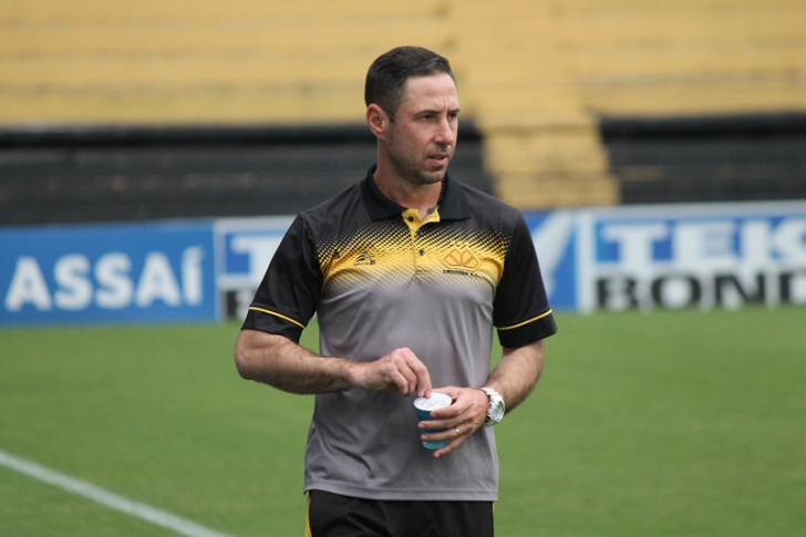 Lalo comandou o time no Majestoso nesta quarta-feira (Foto: Celso da Luz / Criciúma EC)