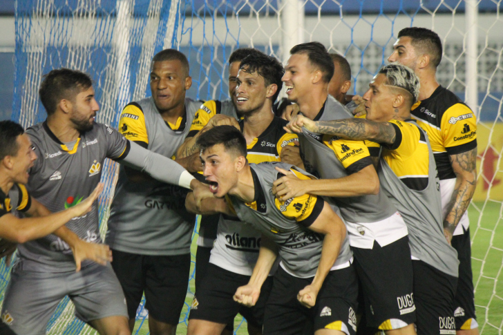 Jogadores comemoram o gol de Henan sobre o Paysandu, que garantiu o acesso à Série B nacional. Fotos: Celso da Luz/Criciúma E.C.