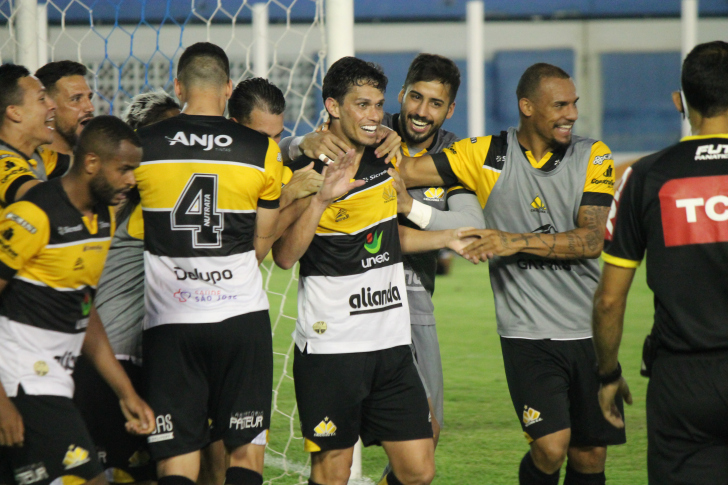 Henan comemora o gol da vitória sobre o Paysandu. Foto: Celso da Luz/Criciúma EC