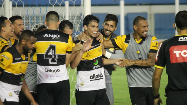 Henan, comemora o gol do acesso com os companheiros de time. Foto: Celso da Luz/Criciúma EC