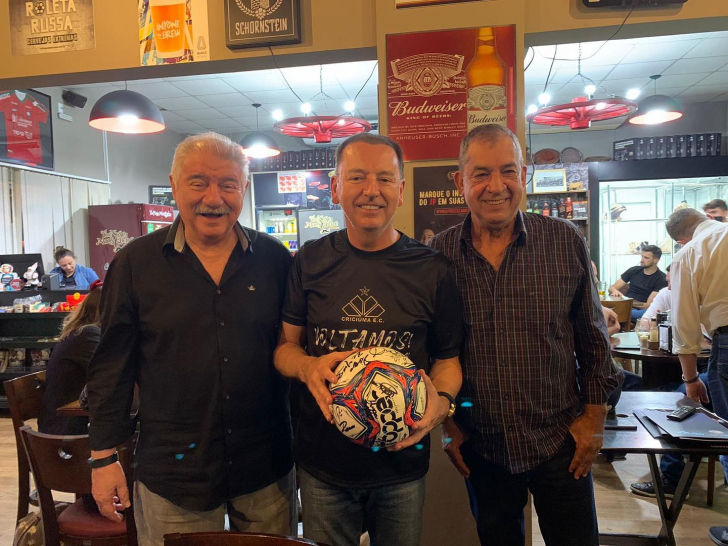Comentarista João Nassif, presidente Anselmo Freitas e narrador Mário Lima. O Timaço com o Tigre novamente em 2022. Foto: 4oito