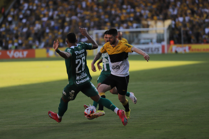 Mesmo com um a menos, o Criciúma pressionou a Chapecoense no segundo tempo em busca do empate | Foto: Celso da Luz/ Assessoria de imprensa