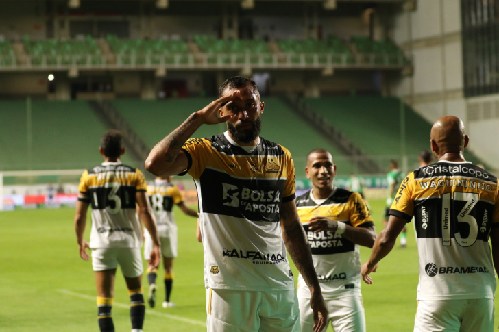 Zagueiro marcou de letra e garantiu os três pontos para o Tigre | Foto: Celso da Luz/Criciúma