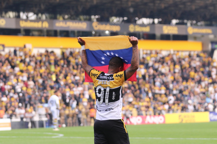 Venezuelano se emocionou ao homenagear o país na comemoração | Foto: Celso da Luz/Criciúma