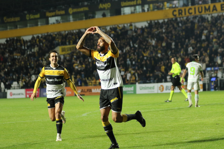 César Martins marcou no início do segundo tempo e garantiu a vitória do Tigre diante do América-MG | Foto: Celso Luz/Assessoria C.E.C