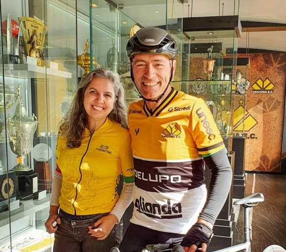 Gerente comercial e de marketing do Criciúma, Viviani Olimpio, presenteia o ciclista Márcio May com uma camisa do Tigre. Foto: Alex Ignácio/ Criciúma E.C