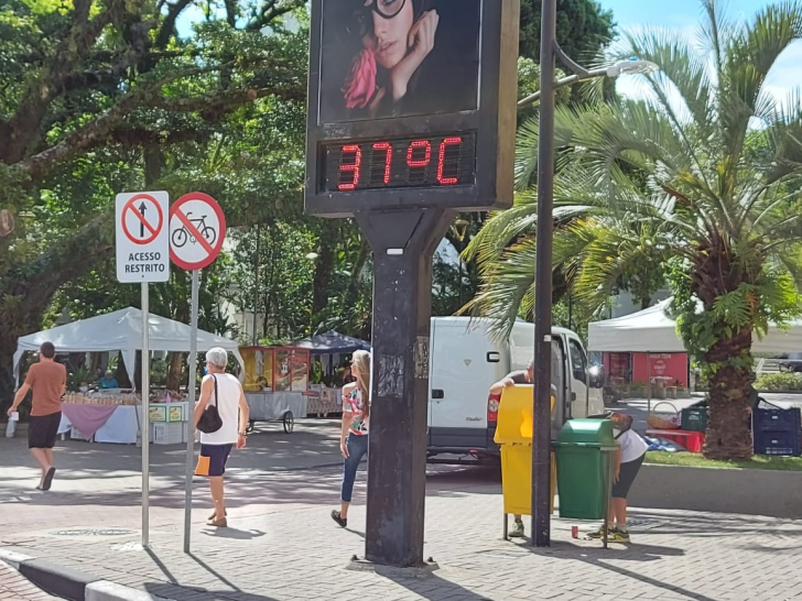 Registro da tarde desta quarta-feira na Praça Nereu Ramos em Criciúma - Foto: Denis Luciano / 4oito