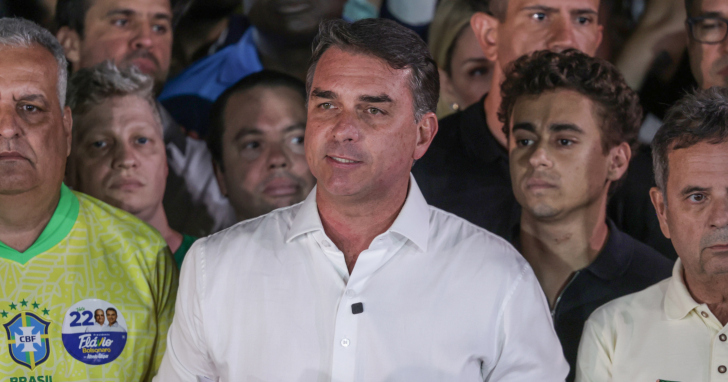 Flávio Bolsonaro desembarcou nos EUA com a família por volta das 10h30 desta quarta-feira | Foto: Johnson Alves/Agência Brasil