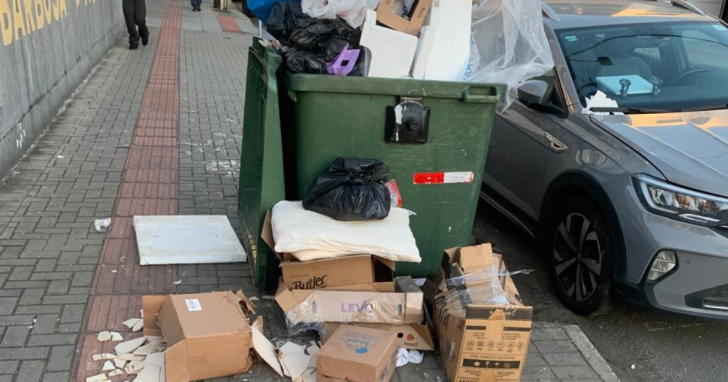 Descarte irregular de lixo e materiais volumosos nas ruas do Centro de Criciúma continua sendo motivo de reclamação | Foto: Divulgação/4oito