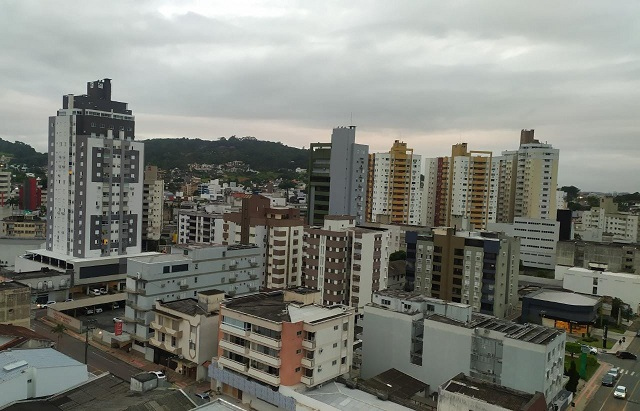 Fim de tarde com tempo nublado em Criciúma / Foto: 4oito