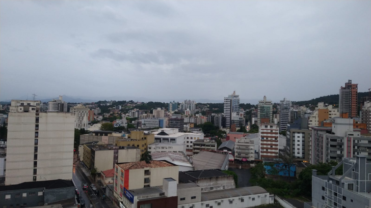Amanhecer nublado nesta segunda em Criciúma / Foto: Vitor Filomeno / 4oito