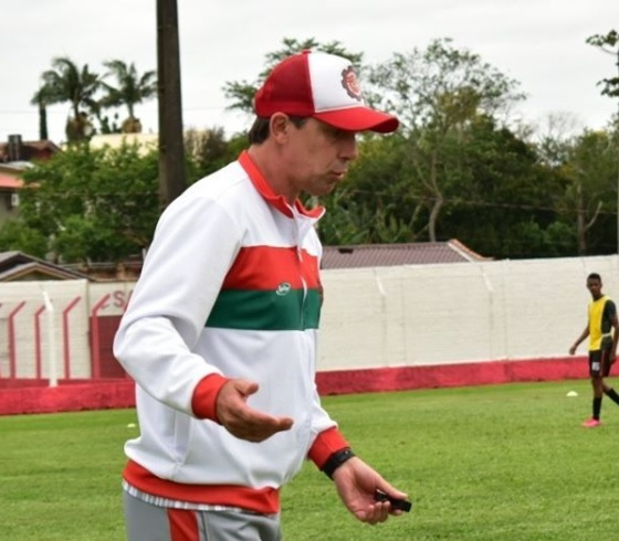 Técnico Paulo Baier no comando dos treinos do Próspera / Divulgação