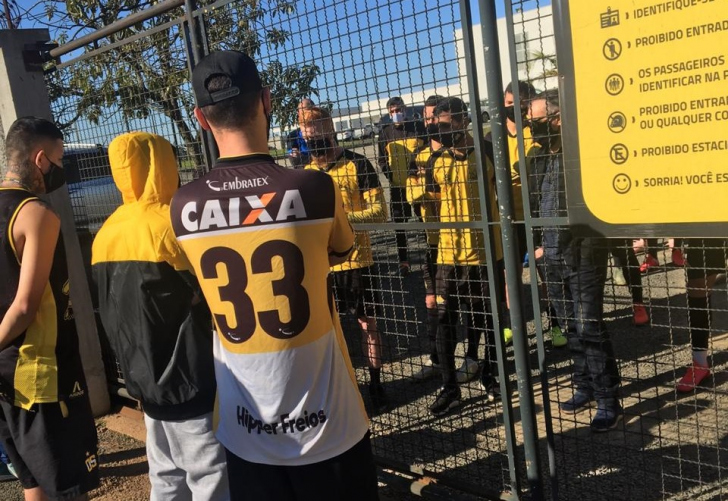 Torcedores conversando com jogadores do Criciúma no portão do CT nesta tarde / Fotos: Divulgação