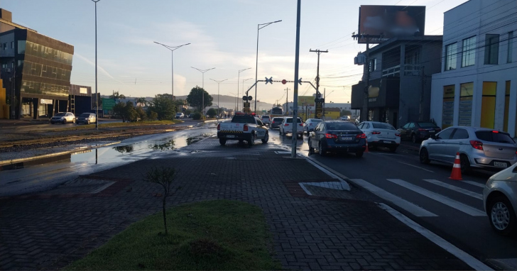 Rompimento foi registrado na Avenida Centenário, por volta das 6h - Foto: Divulgação/DTT