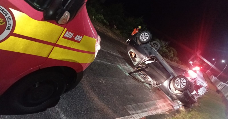Renault Clio capotou após o motorista perder o controle durante uma curva em Laguna | Foto: Divulgação/Corpo de Bombeiros