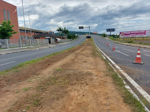 Estrutura para receber fiação está sendo instalada no canteiro da Via Rápida / Foto: Denis Luciano / 4oito