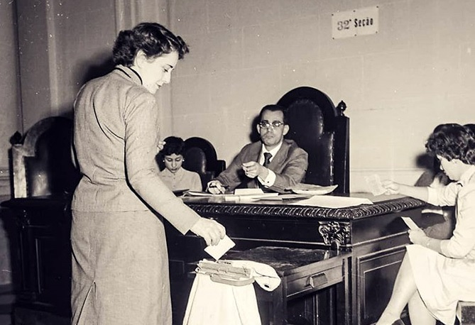 Direito conquistado: mulher vota nas eleições presidenciais de 1955 no Rio de Janeiro / Foto: Arquivo Nacional