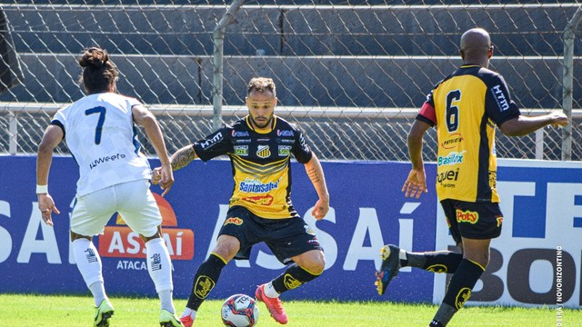 Douglas Baggio em campo contra o São José (Foto: Guilherme Videira / Grêmio Novorizontino)