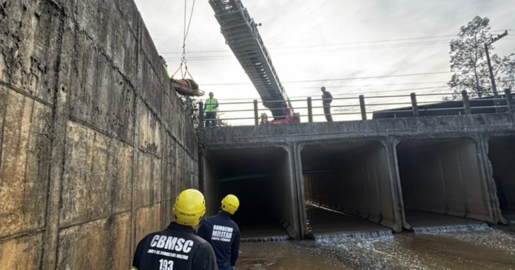 Homem foi resgatado após cair no rio no centro de Criciúma | Foto: CBM/4oito