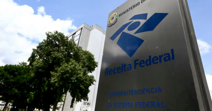 Receita Federal libera nesta sexta-feira (24) a consulta ao terceiro lote de restituição do Imposto de Renda Pessoa Física | Foto: Agência Brasil/4oito