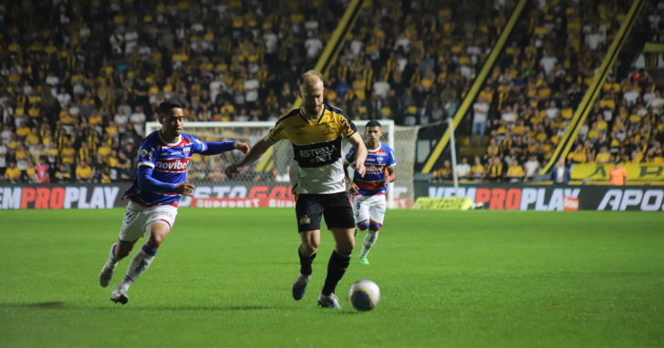 Bola rola a partir das 18h30, no Estádio Heriberto Hülse - Foto: Celso da Luz/Criciúma