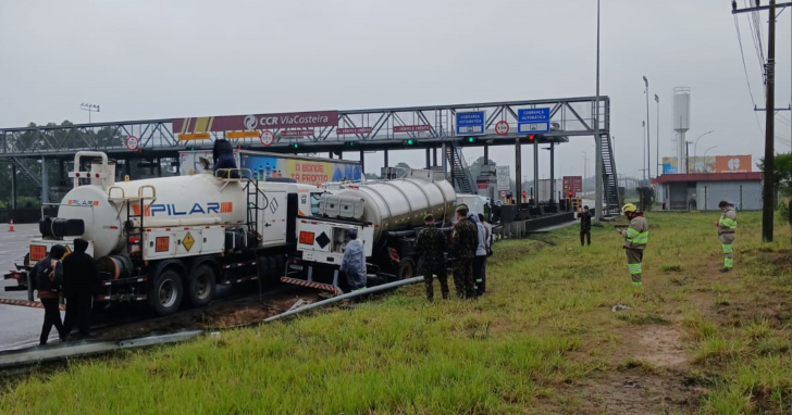 Caminhão com carga perigosa tombou nessa manhã em Laguna | Foto:CBMSC/Divulgação/4oito