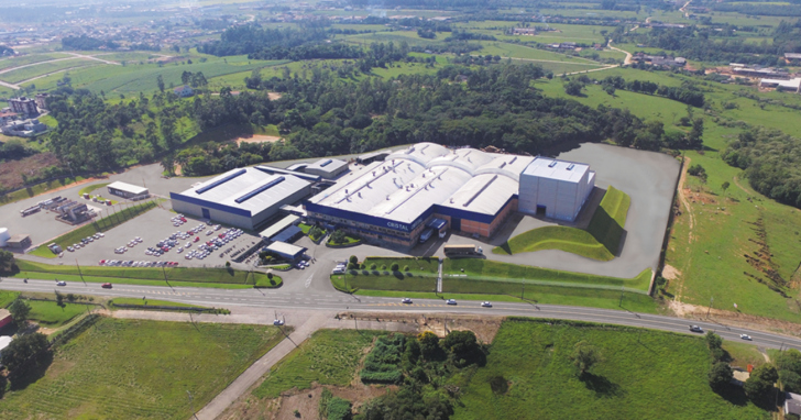 Aquisição integra a Cristal a um grupo internacional com forte tradição no mercado de embalagens e perspectivas de expansão I Foto: Cristal Embalagens/Divulgação/4oito