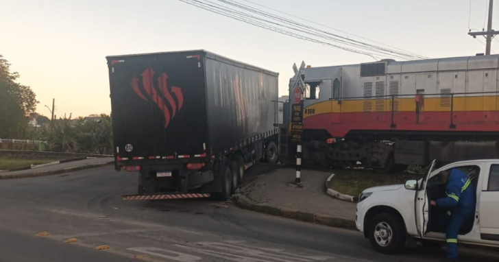 Caminhão interrompeu o tráfego ferroviário na madrugada desta quinta-feira | Foto:@icara1000grau_deva/Divulgação/4oito