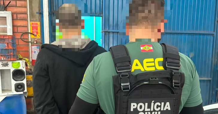 Homem é preso por crimes relacionados à produção e ao armazenamento de material de abuso sexual infantojuvenil  | Foto: Policia Militar/4oito