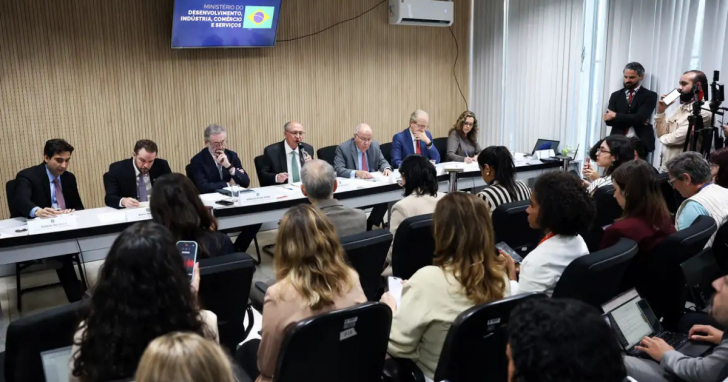 Governo federal anunciou que vai retomar o programa de apoio às empresas brasileiras afetadas pelo novo tarifaço | Foto: Agência Brasil/Divulgação/4oito