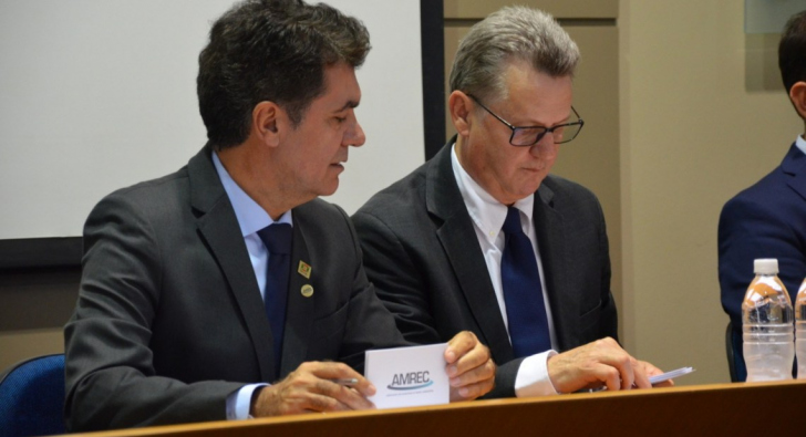 Acélio com o prefeito Clésio Salvaro, em recente posse na direção executiva da Amrec / Divulgação