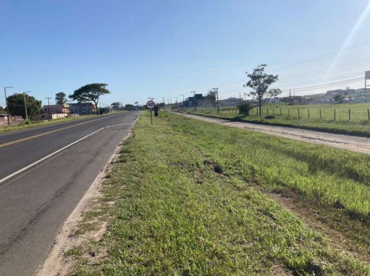 Marginal da BR-101 em Araranguá que ficou sem dinheiro cortado pela União / Foto: Gregório Silveira / 4oito