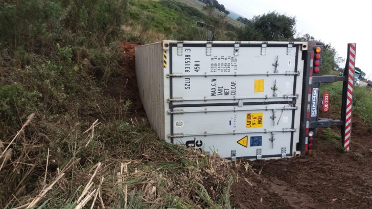 Caminhão tombado e motorista morto na BR-470, em Ponte Alta / Divulgação