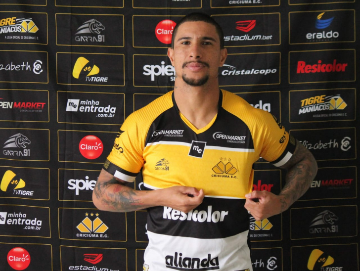 Alex Reinaldo com a camisa do Tigre / Fotos: Celso da Luz / Criciúma EC