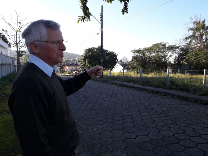 Zalmir Casagrande e o trecho da rua a ser desafetado e doado ao asilo / Fotos: Denis Luciano / 4oito