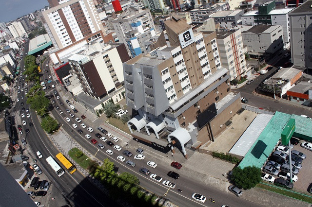 O desafio é dotar a Centenário de uma ciclovia / Arquivo / 4oito