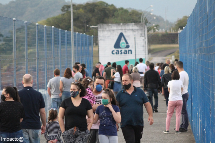 Muita gente no mirante da Barragem. Cena que não se repetirá em breve / Divulgação