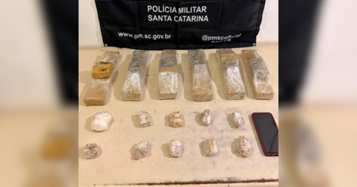 Mulher é presa com mais de 6 kg de drogas em uma quitinete em Sombrio | Foto: PMSC/4oito