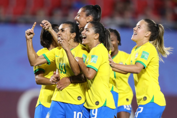 Marta fez o gol da vitória decisiva contra a Itália, que valeu a classificação às oitavas / Divulgação