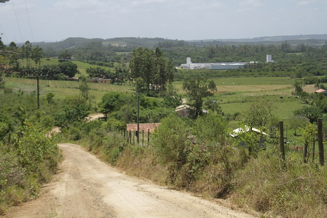 Uma das ruas de chão batido no acesso ao Case Sul / Foto: Arquivo / 4oito