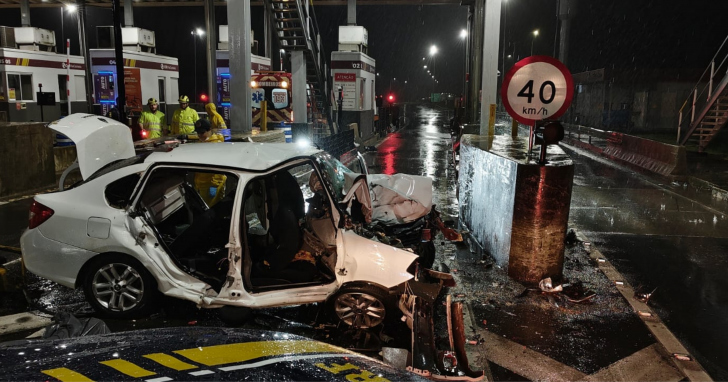Carro colidiu contra mureta, deixando uma morta e dois feridos - Foto: CBMSC/Divulgação