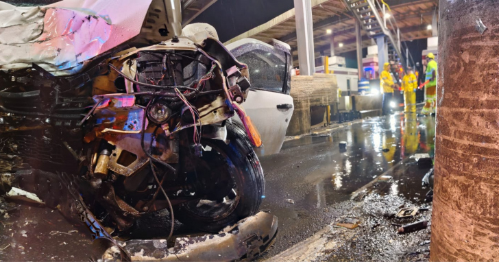 Colisão com mureta de pedágio aconteceu na BR-101, em São João do Sul | Foto: CBMSC/Divulgação/4oito