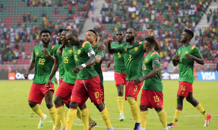 Camarões se garantiu na Copa no último lance contra a Argélia / Divulgação