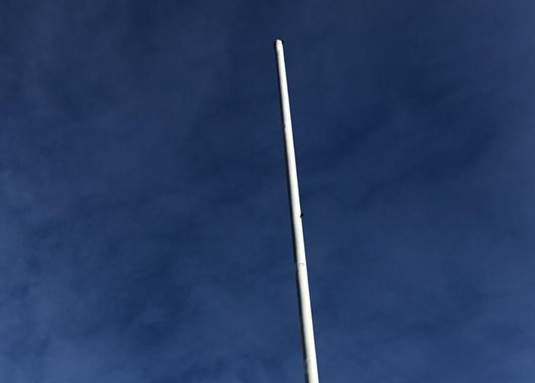 O mastro está vazio. Levaram a bandeira do Caravaggio / Divulgação