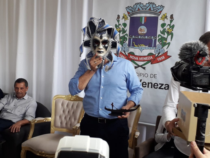 Governador vestindo a máscara do Carnevale / Foto: Denis Luciano / 4oito