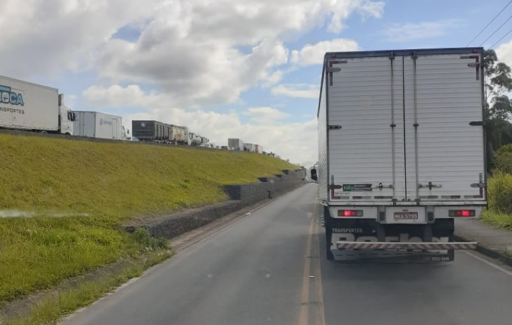 Via marginal sendo utilizada na BR-101 em Maracajá / Divulgação / PRF SC