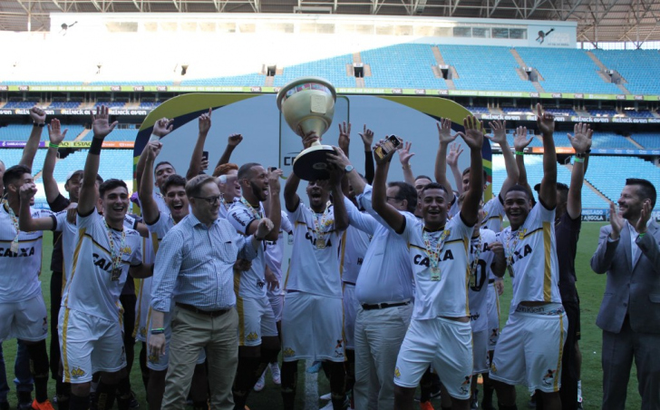 Em 2018, a equipe Sub-19 do Tricolor levantou o troféu da Copa Sul/Foto: Marcelo Negreiros/Federação Catarinense de Futebol