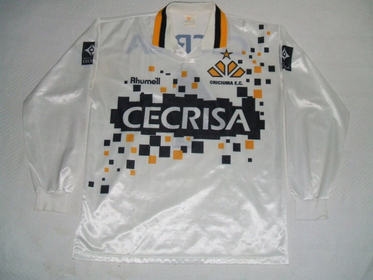 A versão branca da histórica camisa de 95, desenhada por Hans Donner / Foto: Blog do Majestoso / Divulgação